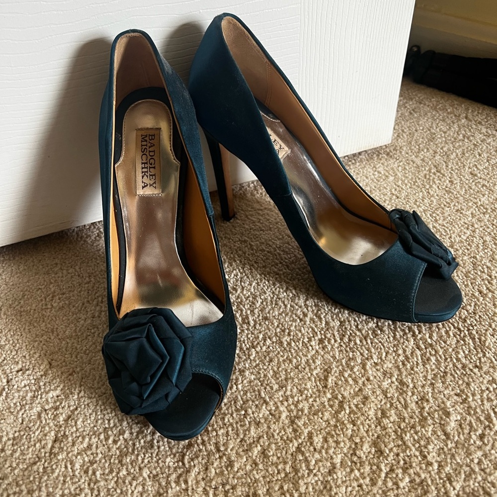 Badgley Mischka Satin Peep Toe heels
